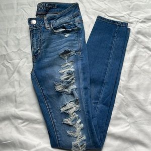 American Eagle Super Super Strech Skinny Jeans. Medium Wash Distressed SIZE 0